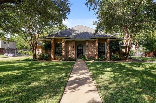 204 Woodbine Drive, Colleyville, TX 76034