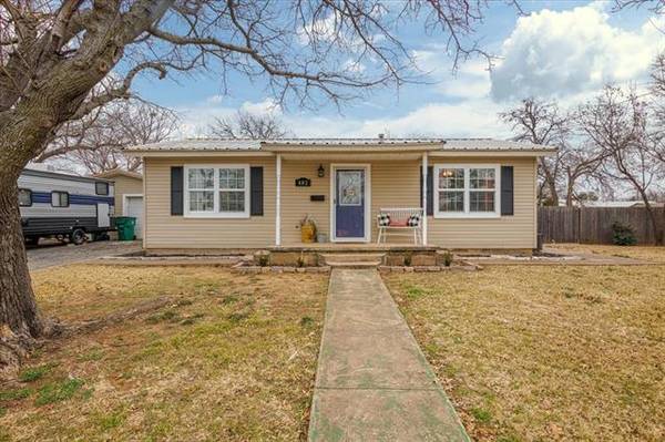 402 S Red River Street,  Henrietta,  TX 76365