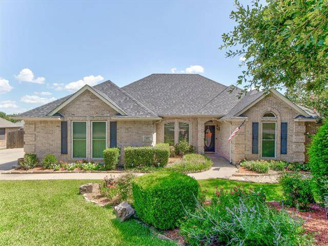 417 Lincoln Oaks Drive, Burleson, TX 76028