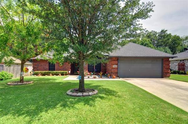 128 Clover Lane, Burleson, TX 76028