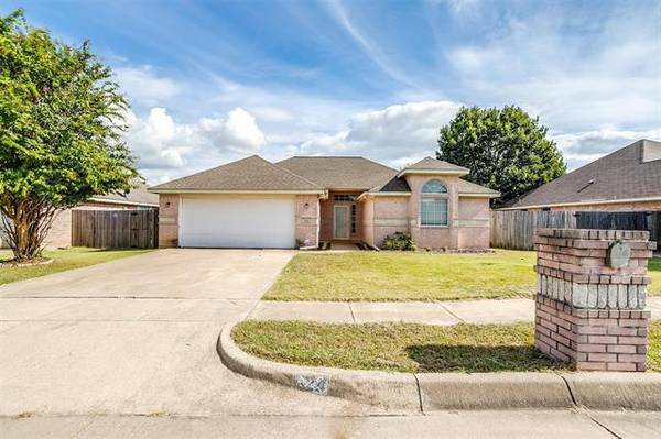 524 Meadowcrest Drive, Burleson, TX 76028