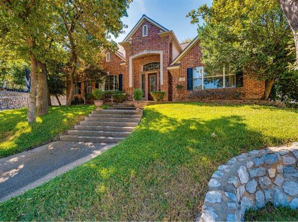 812 Lake View Court E, Crowley, TX 76036