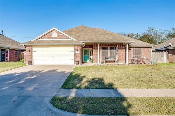 1024 Heberle Drive, Burleson, TX 76028