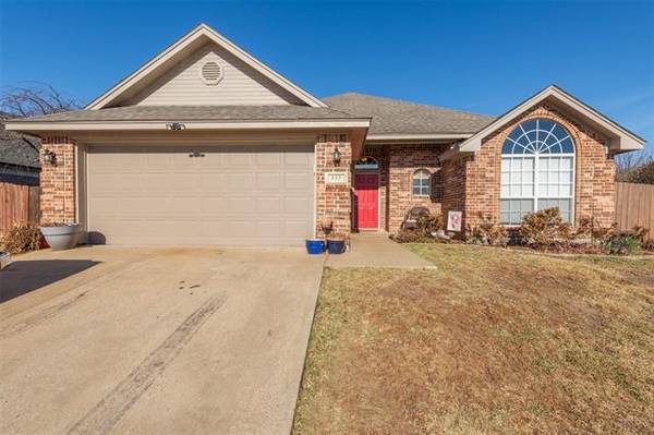 537 Meadowcrest Drive, Burleson, TX 76028