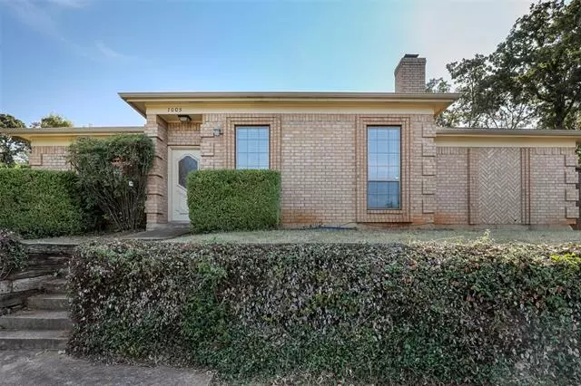 1005 Woodcreek Court, Euless, TX 76039