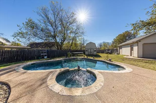 909 Penrod Drive, Granbury, TX 76048