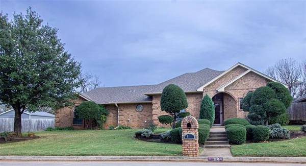 604 Hilltop Court, Kennedale, TX 76060