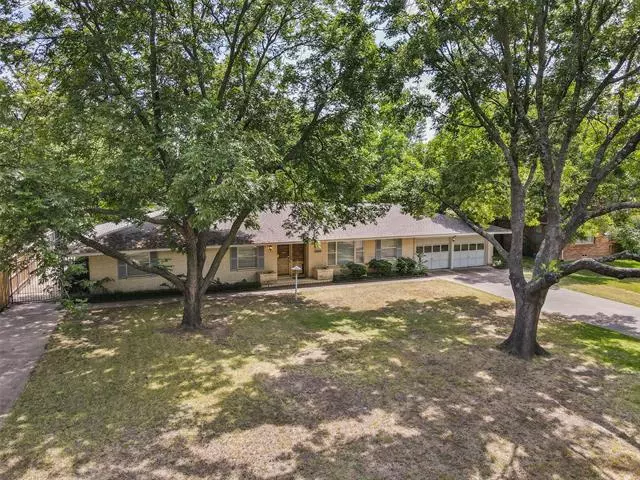 1304 Redbud Drive, Arlington, TX 76012