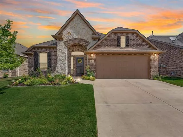 933 Viburnum Drive, Fort Worth, TX 76131