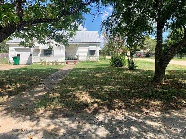 211 8th Street, Nocona, TX 76255