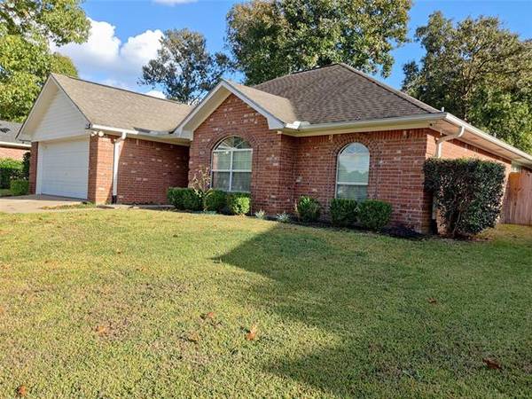 302 Shadow Wood Drive, Palestine, TX 75801