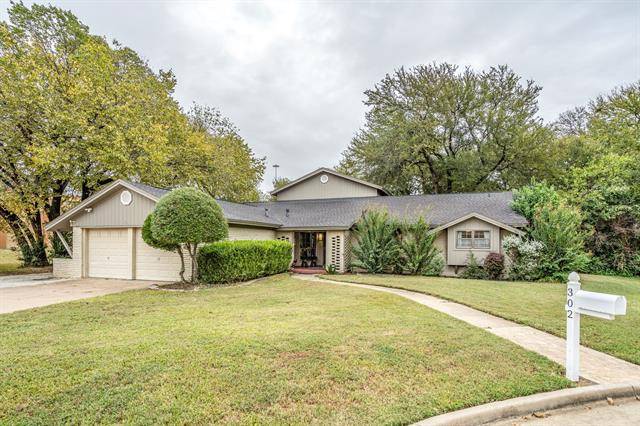 302 Somerset Circle, Bedford, TX 76022