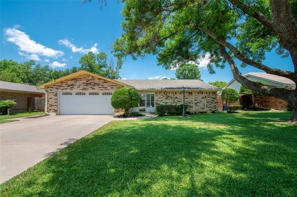 9924 Westpark Drive, Benbrook, TX 76126