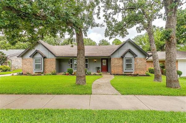 621 Sandlin Drive, Bedford, TX 76021