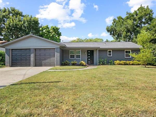 603 Cozby Street N, Benbrook, TX 76126