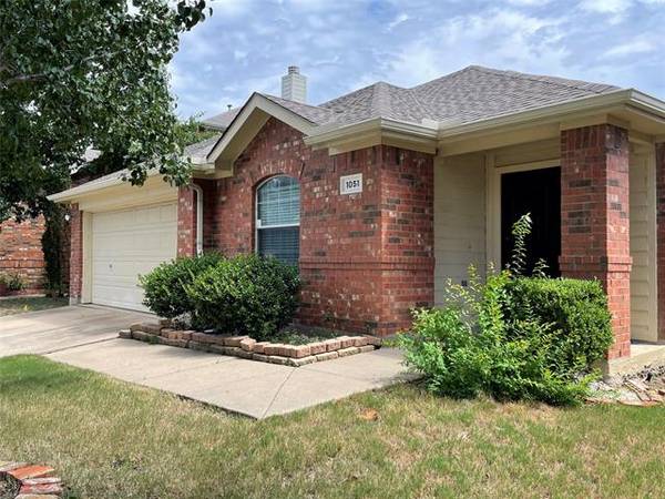 1051 Wood Brook Drive, Grand Prairie, TX 75052