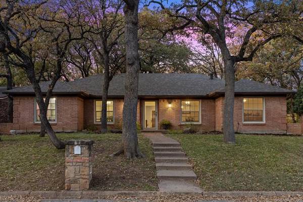 608 Circleview Drive S, Hurst, TX 76054