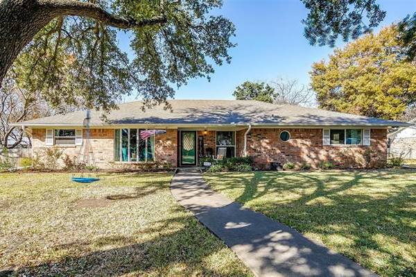 1118 Willowcreek Road, Cleburne, TX 76033