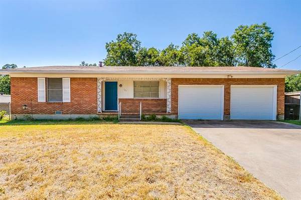 107 Woodard Avenue, Cleburne, TX 76033