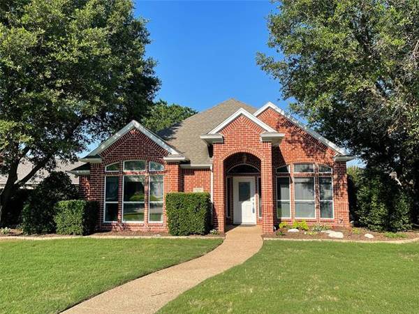 10517 Stonehill Drive, Benbrook, TX 76126