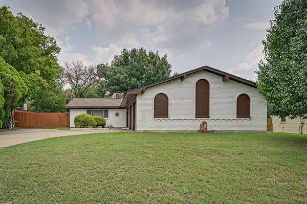 124 Lakeway Drive, Benbrook, TX 76126