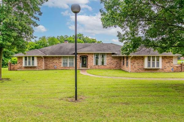 126 Locust Court, Oak Leaf, TX 75154