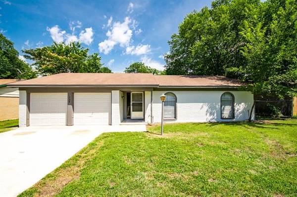 724 James Street, Azle, TX 76020