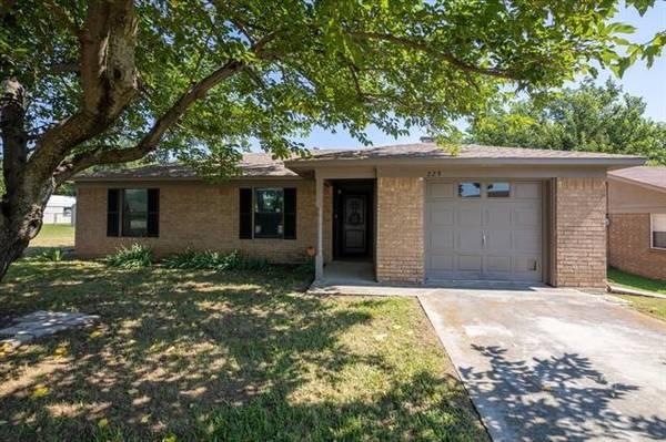 229 Hillcrest Drive, Nocona, TX 76255