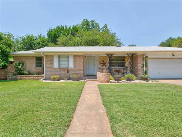 719 Lipan Drive, Granbury, TX 76048