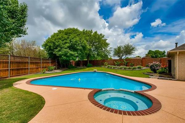 10724 Greenview Court, Benbrook, TX 76126