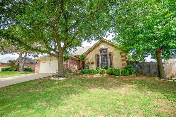 613 Meadowcrest Drive, Burleson, TX 76028