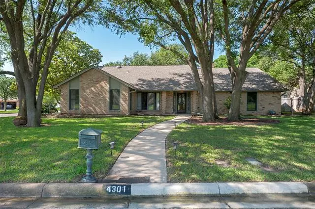 4301 Willow Way Road, Fort Worth, TX 76133