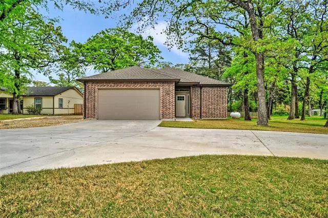 205 Comanche Drive, Lake Kiowa, TX 76240