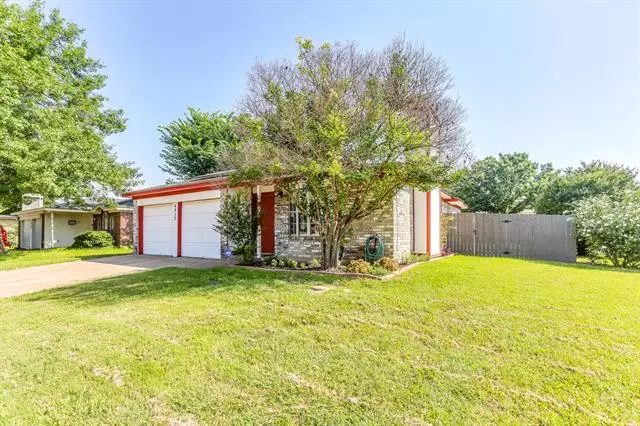 4917 Highbank Drive, Arlington, TX 76018