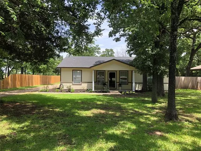 207 Comanche Drive, Lake Kiowa, TX 76240