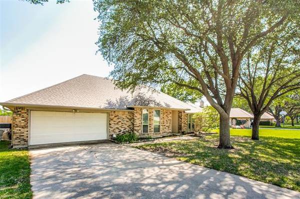 10105 Stoneleigh Drive, Benbrook, TX 76126