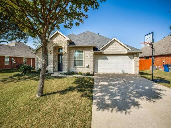 207 Goldenrain Drive, Wylie, TX 75098