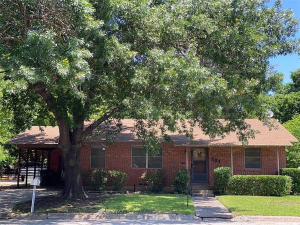 207 W Garnett Street, Gainesville, TX 76240