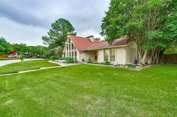 2849 Summerdale Drive, Hurst, TX 76054