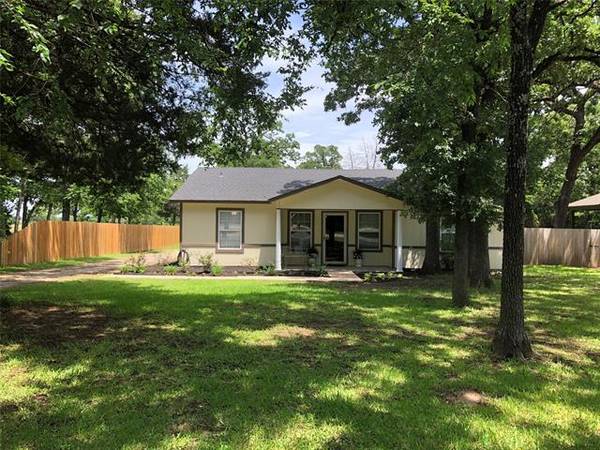 207 Comanche Drive, Lake Kiowa, TX 76240