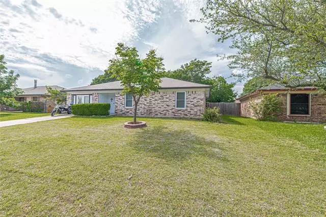 824 Vaughn Drive, Burleson, TX 76028