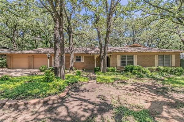 636 Ponderosa Drive, Hurst, TX 76053