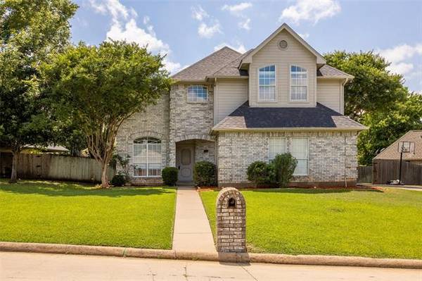 611 Hillside Drive, Kennedale, TX 76060