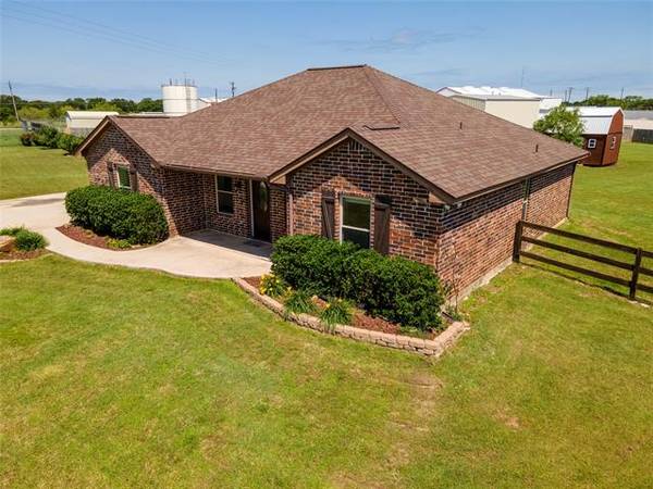 114 Deer Creek Drive, Alvord, TX 76225