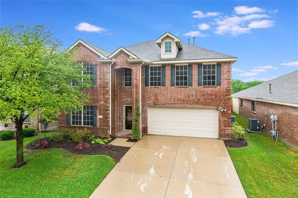 8745 Golden Sunset Trail, Fort Worth, TX 76244