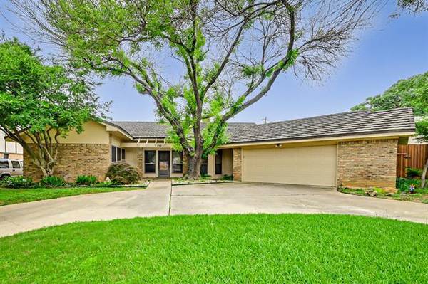 1905 Reverchon Drive, Arlington, TX 76017