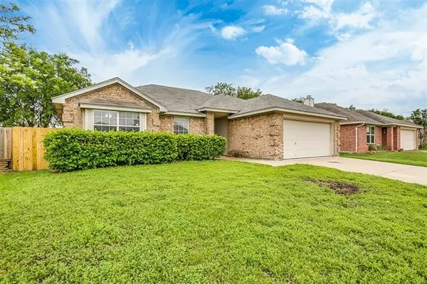 425 Cambridge Drive, Saginaw, TX 76179