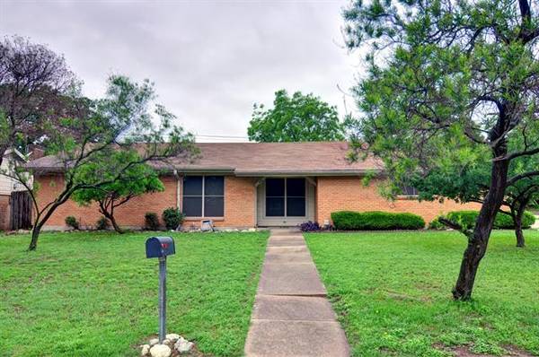 300 Mildred Lane, Benbrook, TX 76126