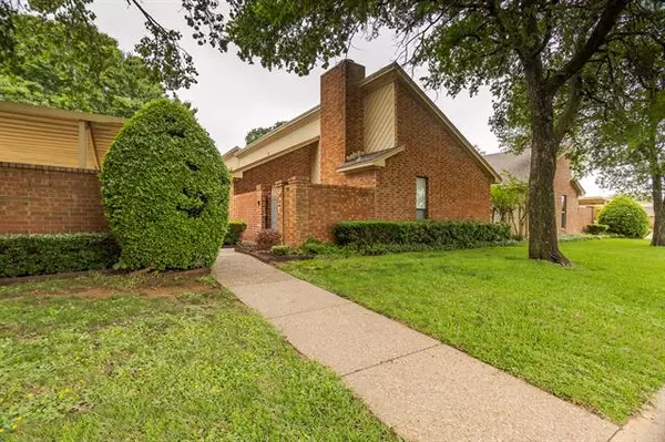 921 Cedarland Boulevard,  Arlington,  TX 76011