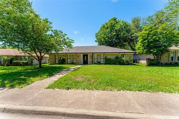 1129 Shadywood Lane, Desoto, TX 75115